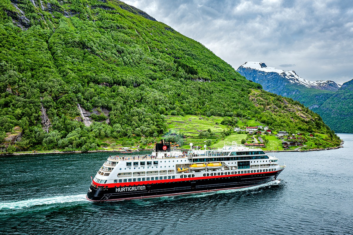 Ein Postschiff von Hurtigruten, buchbar bei Glur Reisen