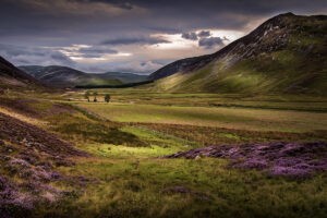 Das idyllische Dorf Braemar in den schottischen Highlands besticht durch seine historische Architektur und die atemberaubende Natur des Cairngorms Nationalparks.