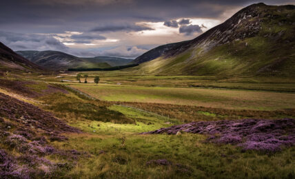 Das idyllische Dorf Braemar in den schottischen Highlands besticht durch seine historische Architektur und die atemberaubende Natur des Cairngorms Nationalparks.