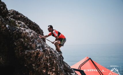 Kletternder Mann beim Alanya Ultra Trail