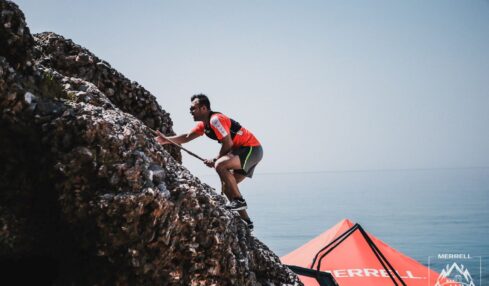 Kletternder Mann beim Alanya Ultra Trail