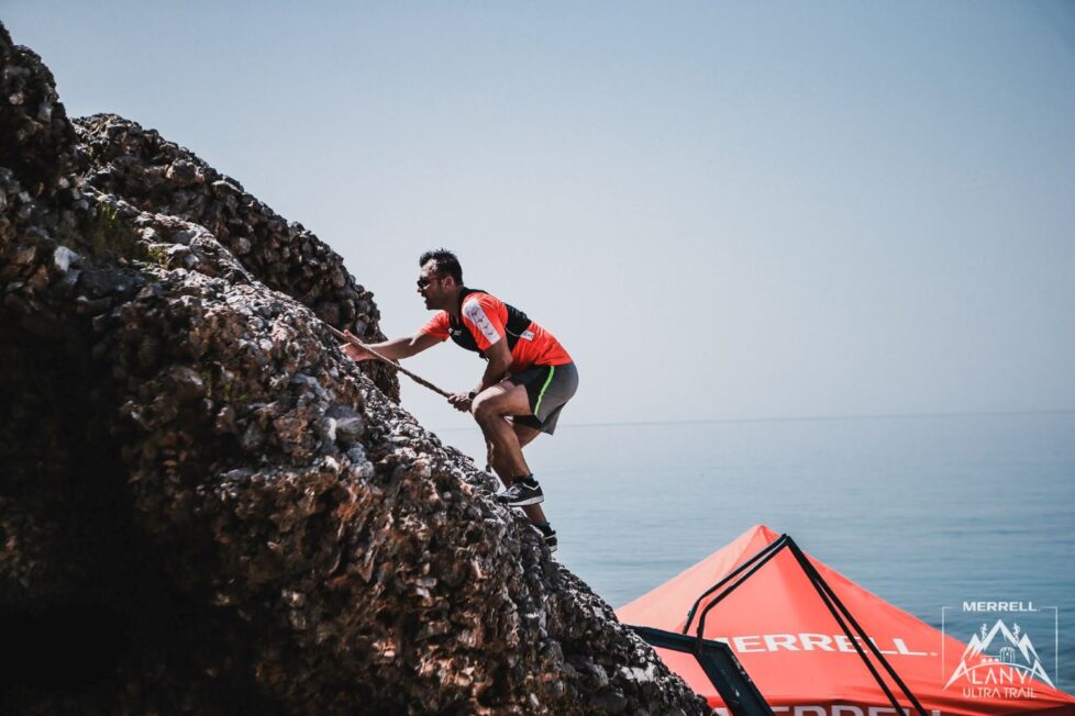 Kletternder Mann beim Alanya Ultra Trail