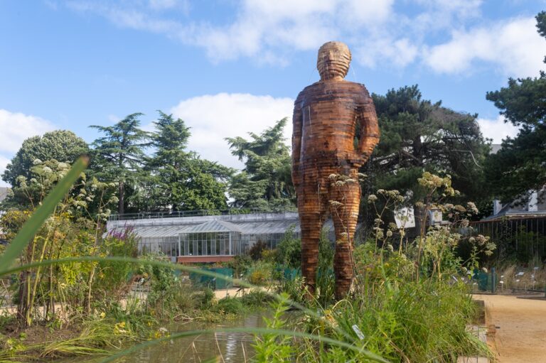 Fabrice Hyber, L_homme de bois, Jardin des plantes, Le Voyage à Nantes 2024 © Martin Argyroglo _ LVAN